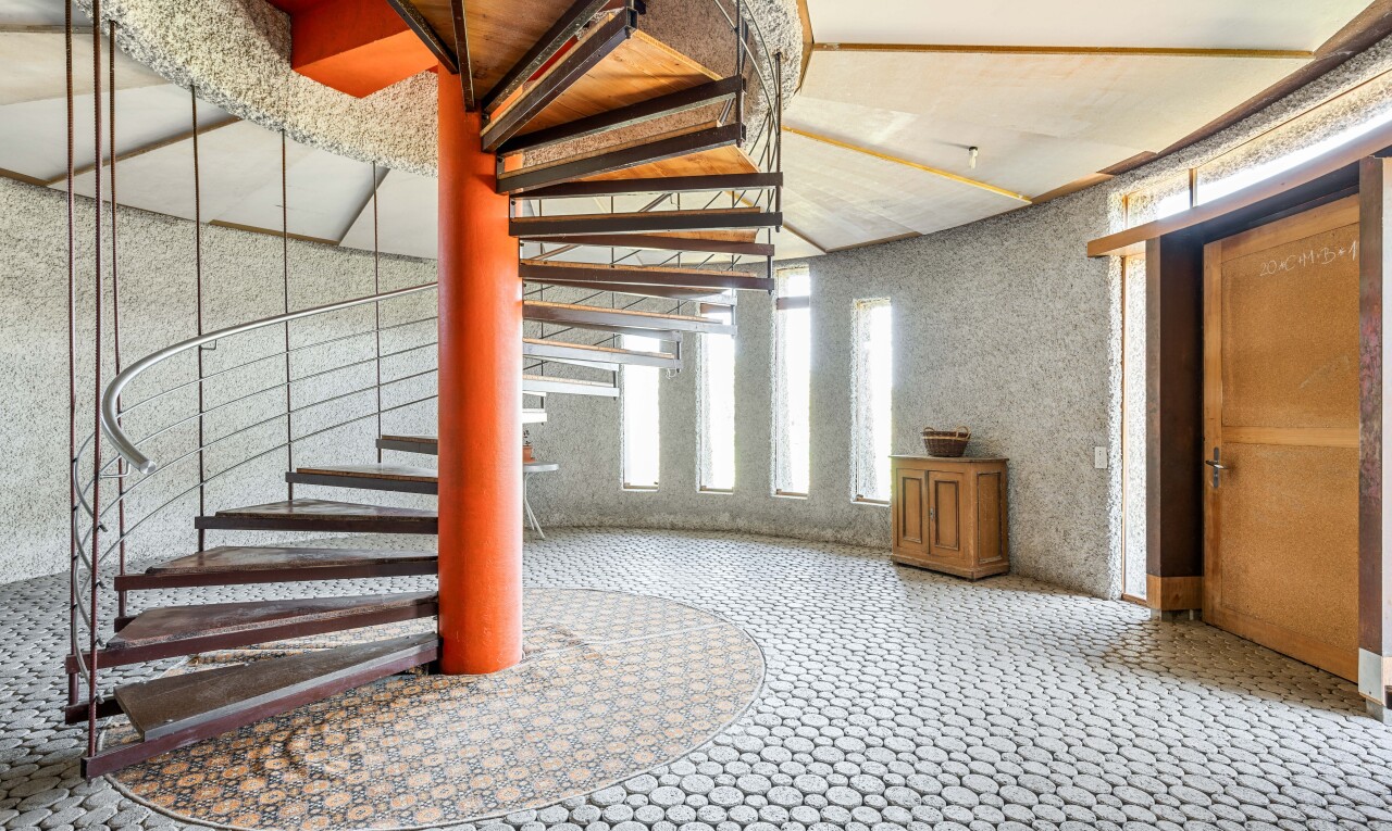 réception / lobby avec escaliers, inside community, et natural light