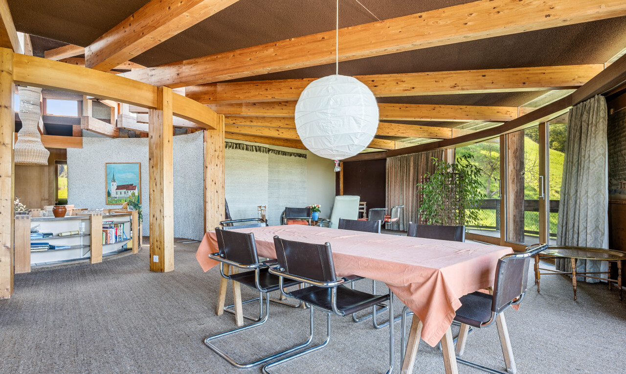 esszimmer mit carpet, teppich, inside community, beamed ceiling, und balkendecke