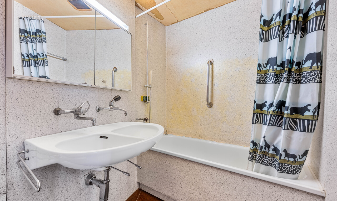 bad mit kombiniertes bad / dusche, komplettes badezimmer, waschbecken, inside property, und dark floor
