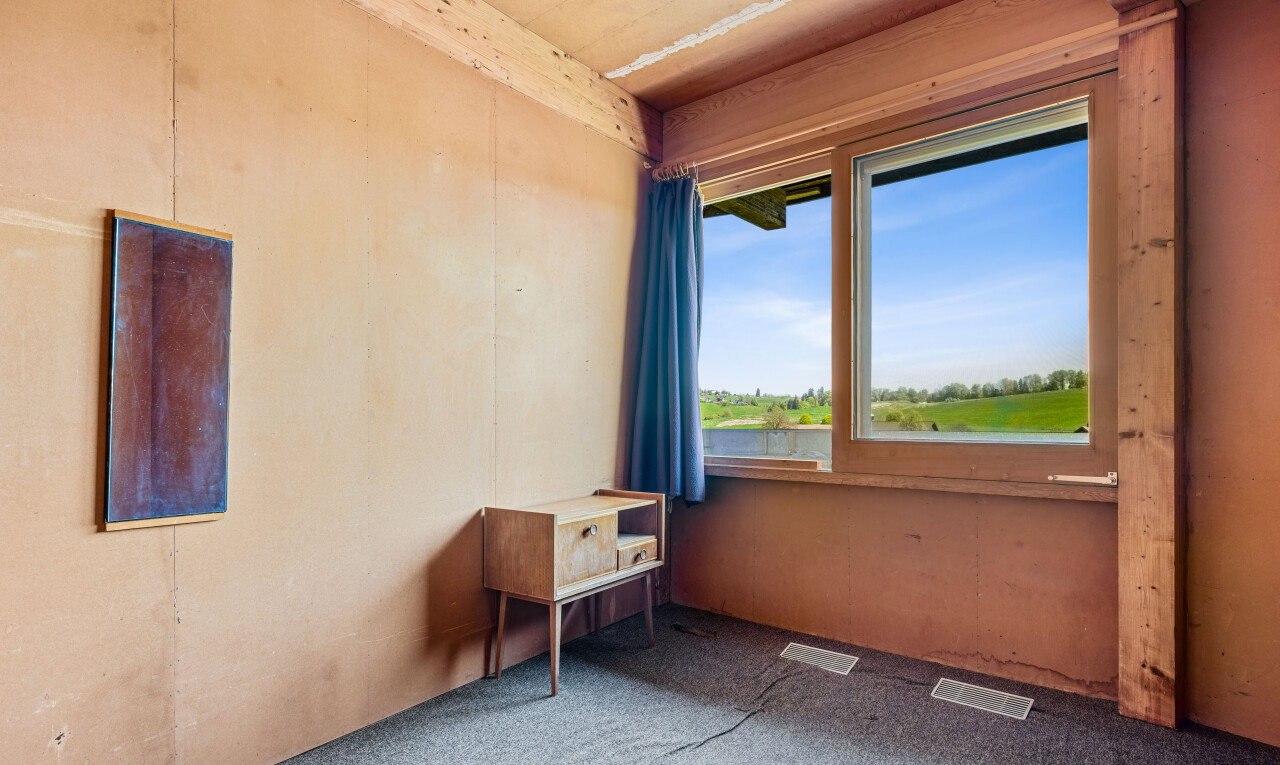 zimmer / schlafzimmer mit day time, carpet, teppich, inside property, und natural light