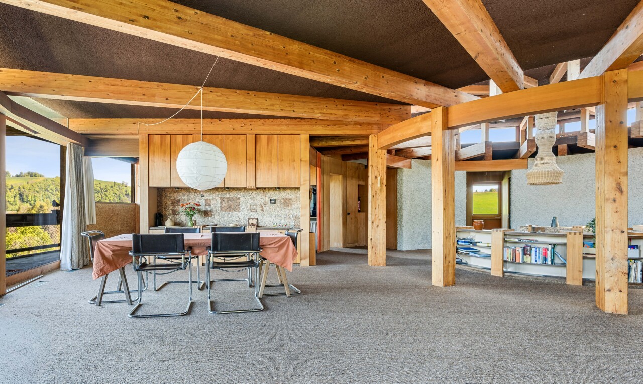 salle à manger avec carpet, moquette, beamed ceiling, plafond à poutres, et natural light