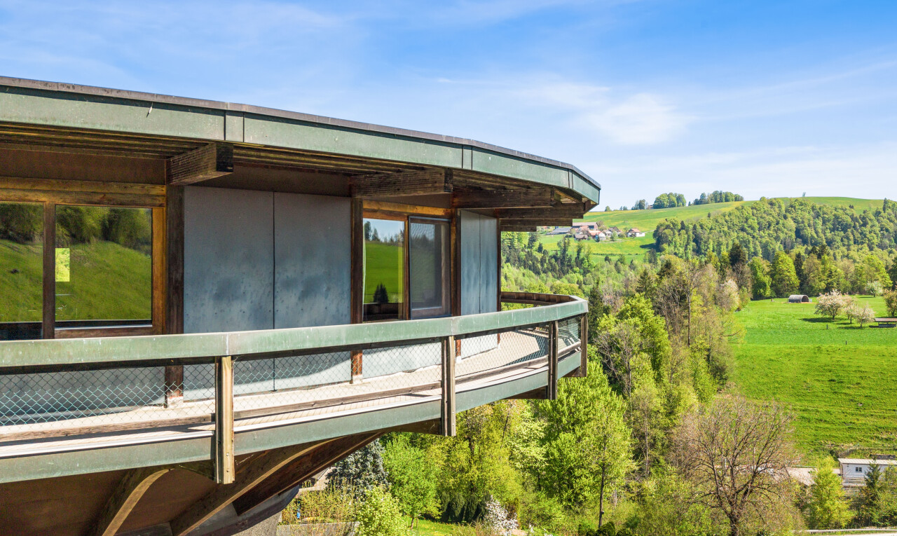 façade avec day time et balcon
