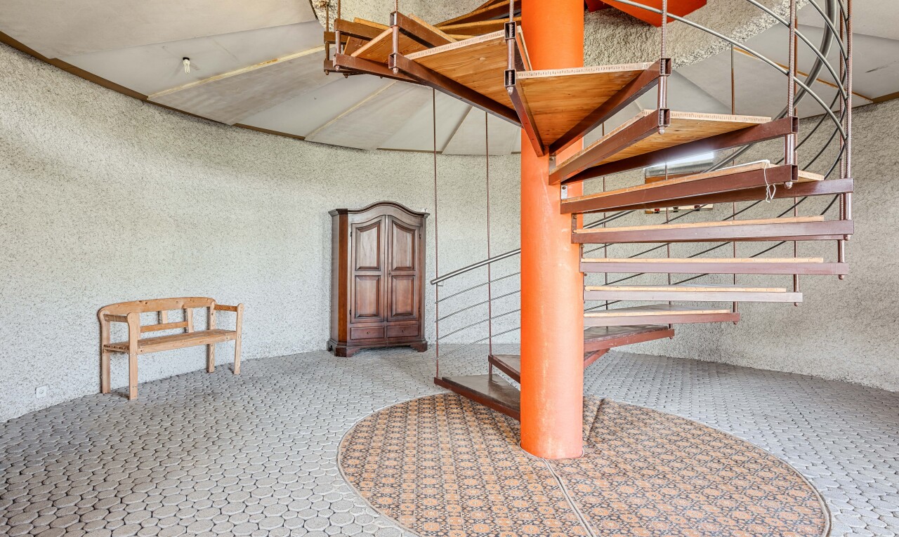 escaliers avec inside property, moquette, et carpet