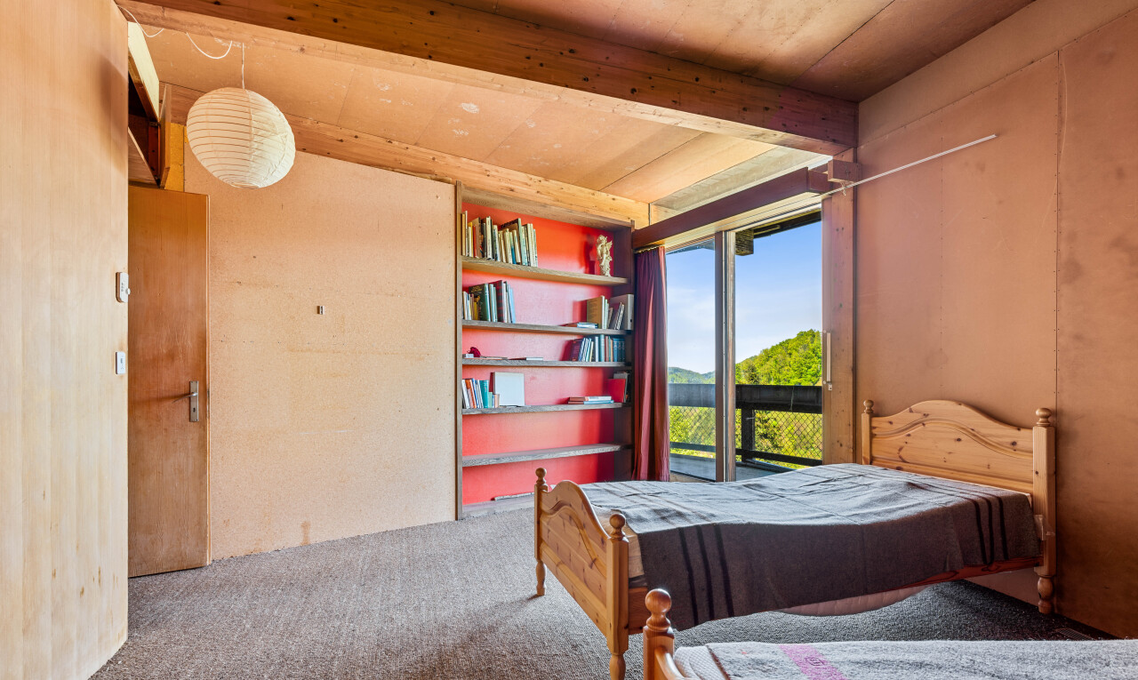 zimmer / schlafzimmer mit inside property, natürliches licht, natural light, teppich, und carpet