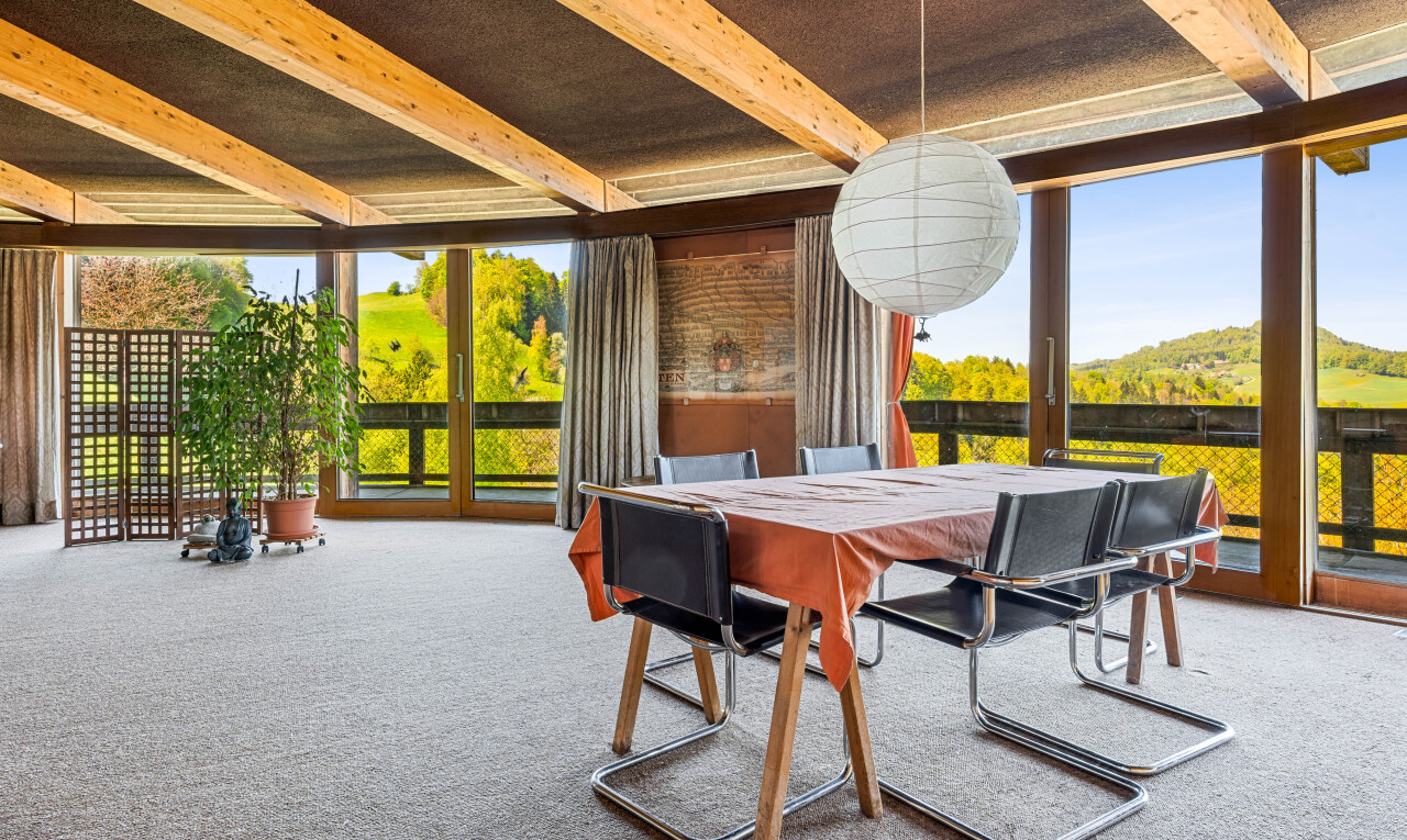 esszimmer mit day time, beamed ceiling, balkendecke, natural light, und natürliches licht