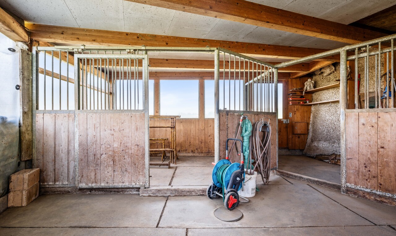 fitnessstudio mit day time, natürliches licht, natural light, unfinished floor, und inside property