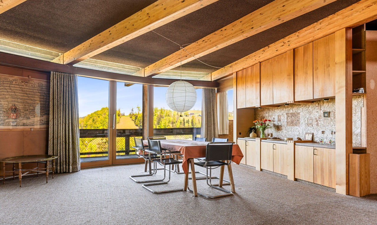 salle à manger avec carpet, moquette, inside property, natural light, et lumière naturelle