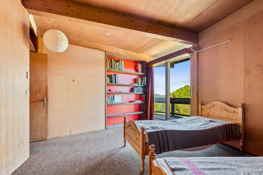 zimmer / schlafzimmer mit inside property, natürliches licht, natural light, teppich, und carpet