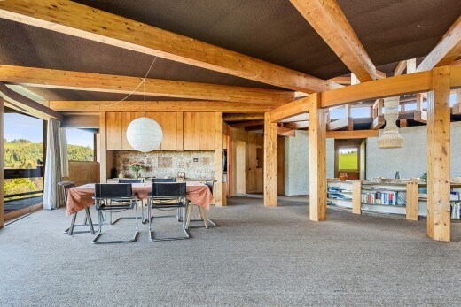 esszimmer mit carpet, teppich, beamed ceiling, balkendecke, und natural light