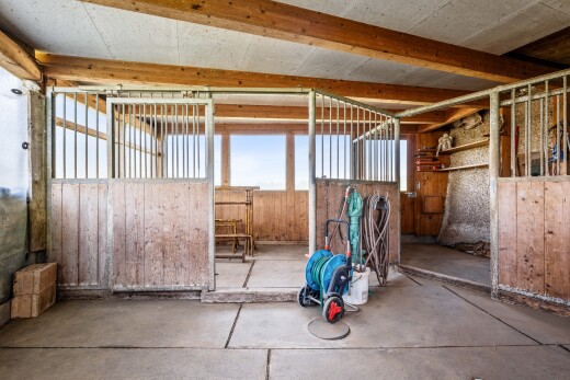 fitnessstudio mit day time, natürliches licht, natural light, unfinished floor, und inside property