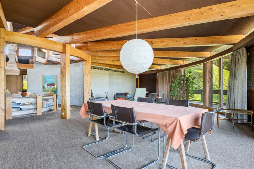 esszimmer mit carpet, teppich, inside community, beamed ceiling, und balkendecke