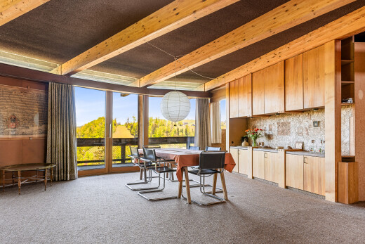 esszimmer mit carpet, teppich, inside property, natural light, und natürliches licht