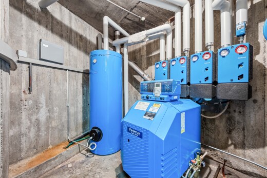 fitnessstudio mit heizkessel, keller, wasserkocher, inside community, und concrete floor