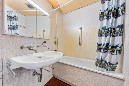 bad mit kombiniertes bad / dusche, komplettes badezimmer, waschbecken, inside property, und dark floor