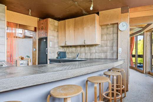 küche mit natural light, natürliches licht, inside property, küchenbar, und kitchen bar