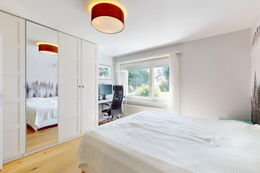 zimmer / schlafzimmer mit natural light, natürliches licht, inside property, wood finish floor, und holzfußboden