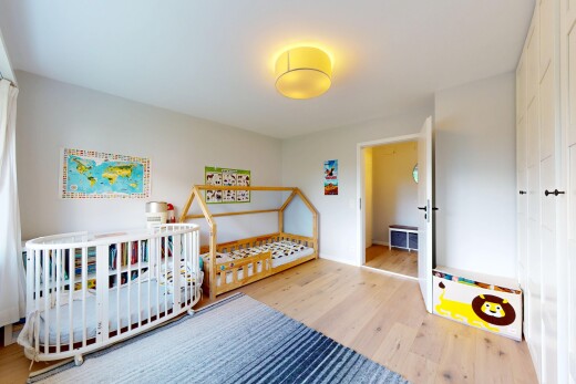 zimmer / schlafzimmer mit wood finish floor, holzfußboden, inside property, drywall, und gipskartonwand