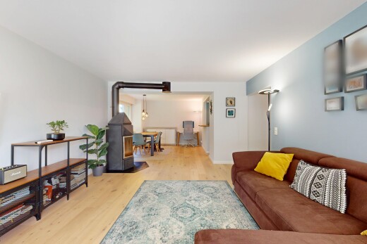 wohnzimmer mit inside property, wood finish floor, holzfußboden, drywall, und gipskartonwand