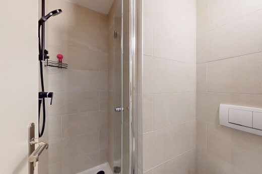 bad mit tile shower, dusche, komplettes badezimmer, und inside property