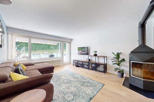 wohnzimmer mit inside property, natural light, natürliches licht, holzofen, und drywall
