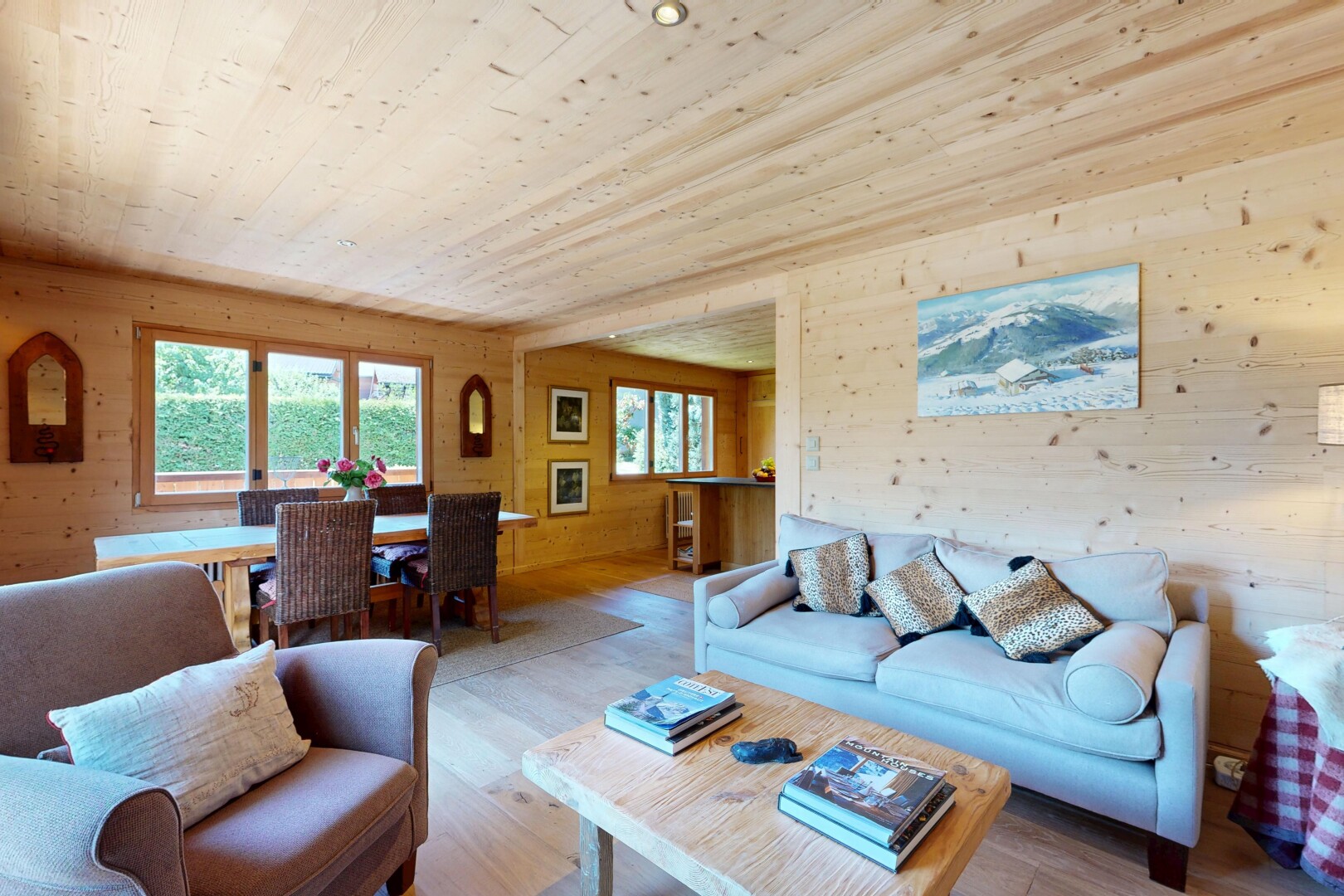 salon / salle à manger avec mur en bois, wood wall, inside property, plafond en bois, et wood ceiling