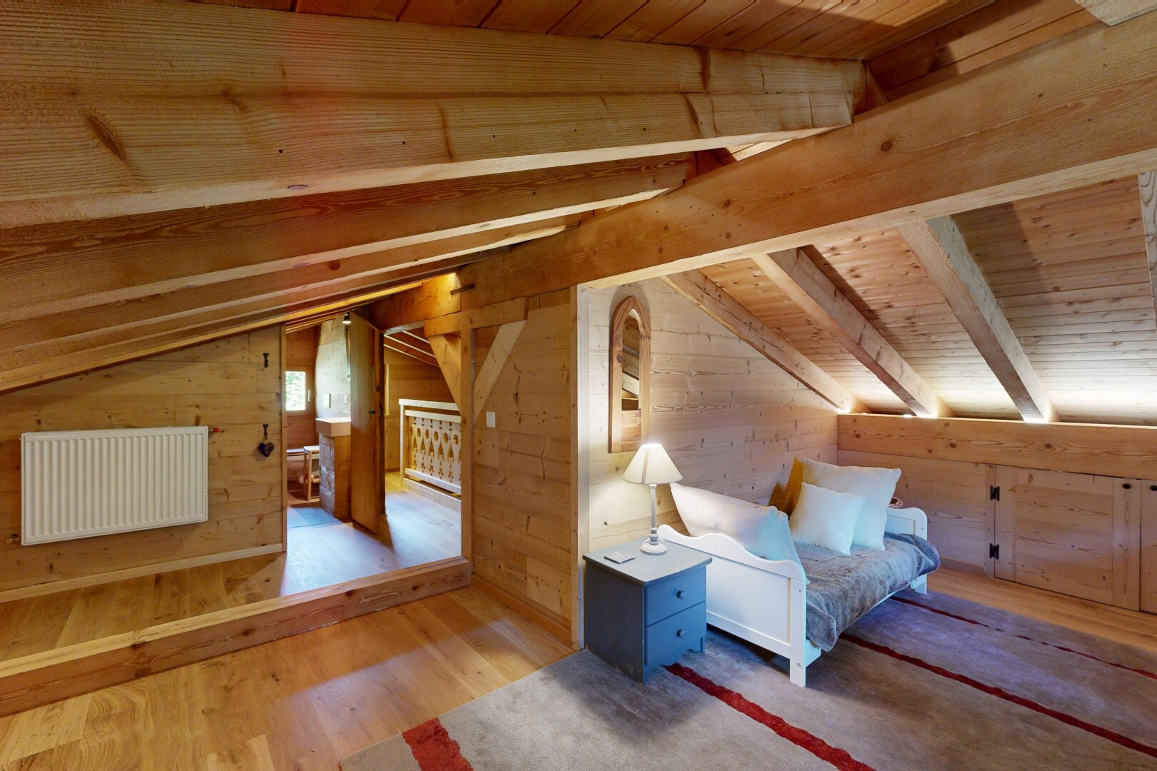 chambre avec mur en bois, wood wall, plafond en bois, wood ceiling, et sol en finition bois