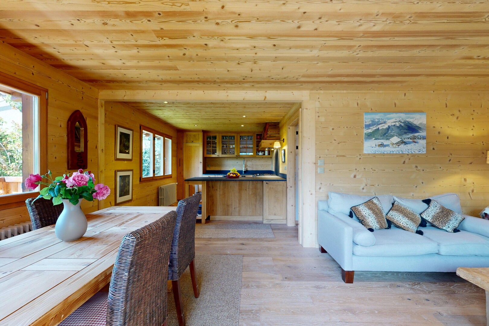 salon / salle à manger avec mur en bois, wood wall, light floor, inside property, et sol en finition bois