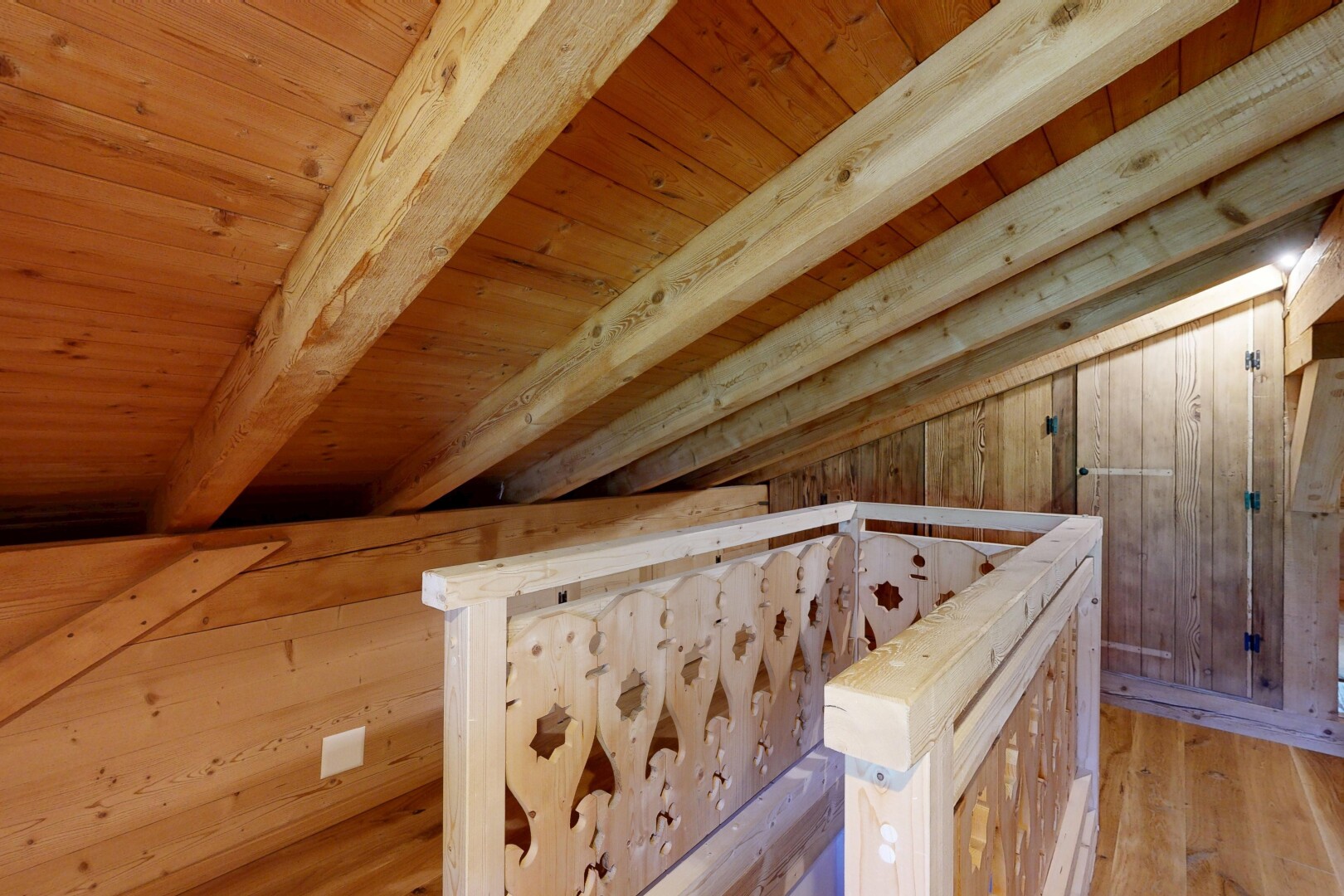 détails avec mur en bois, wood wall, floor, plafond en bois, et wood ceiling