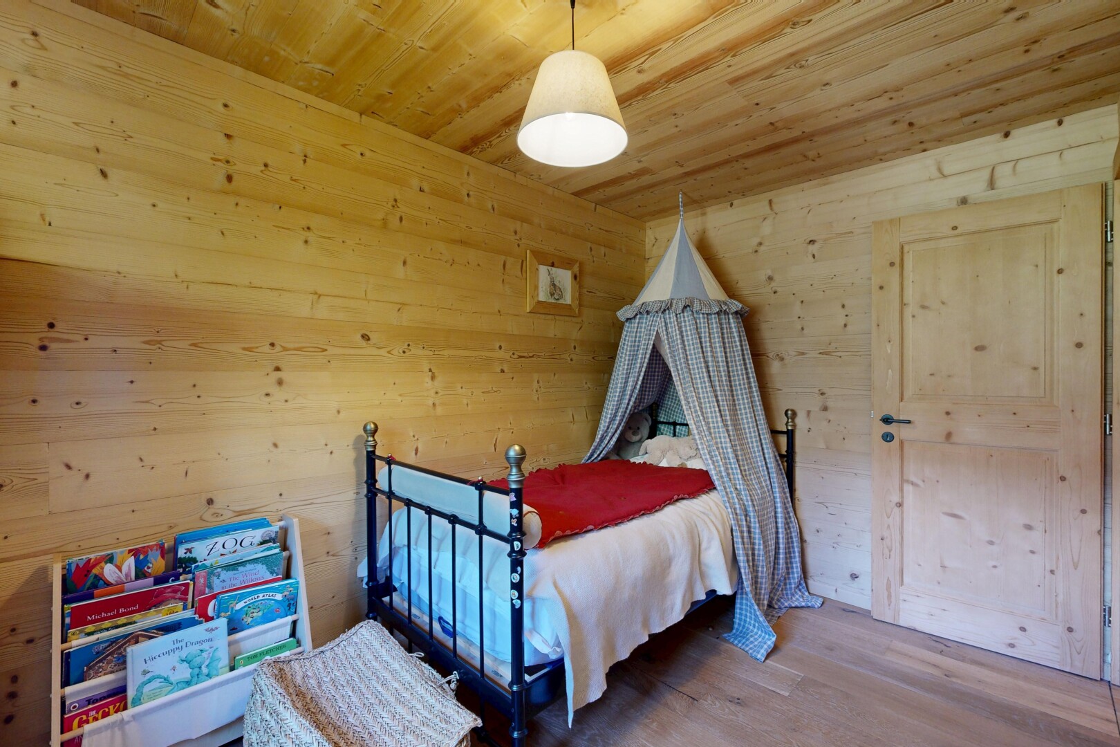 chambre avec mur en bois, wood wall, sol en finition bois, wood finish floor, et plafond en bois