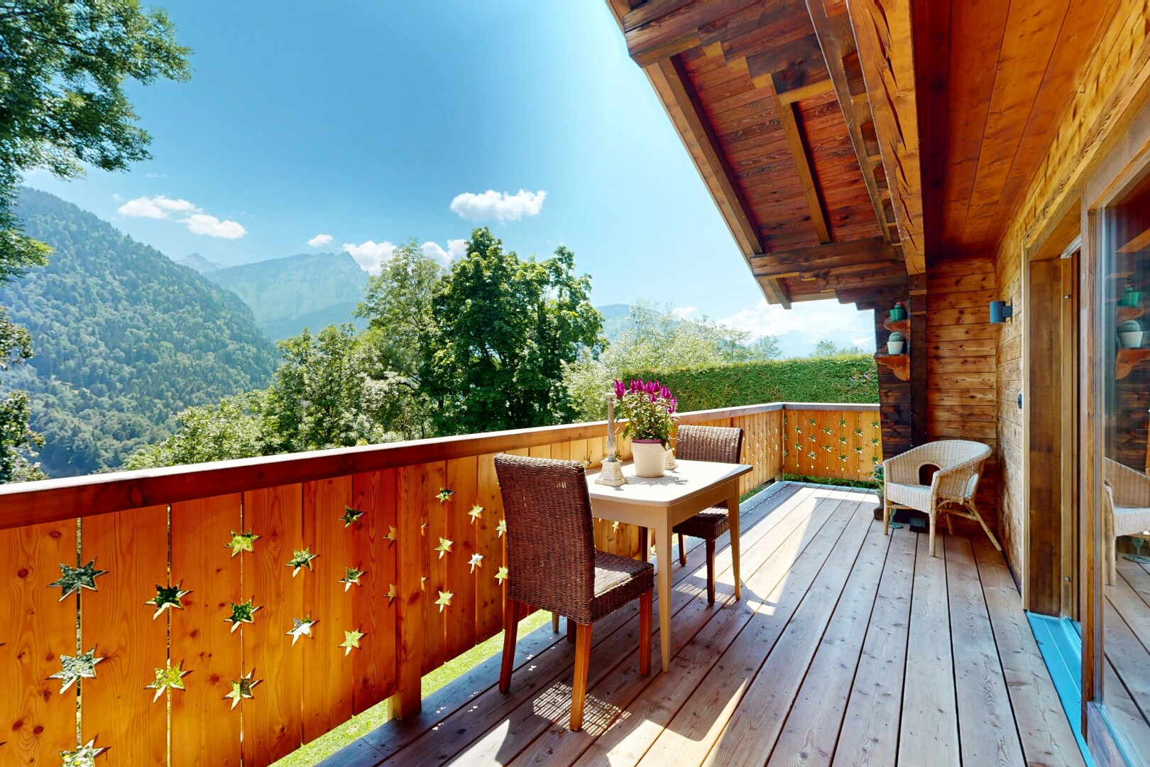 balcon avec from property, vue sur la montagne, mountain view, day time, et coin repas extérieur