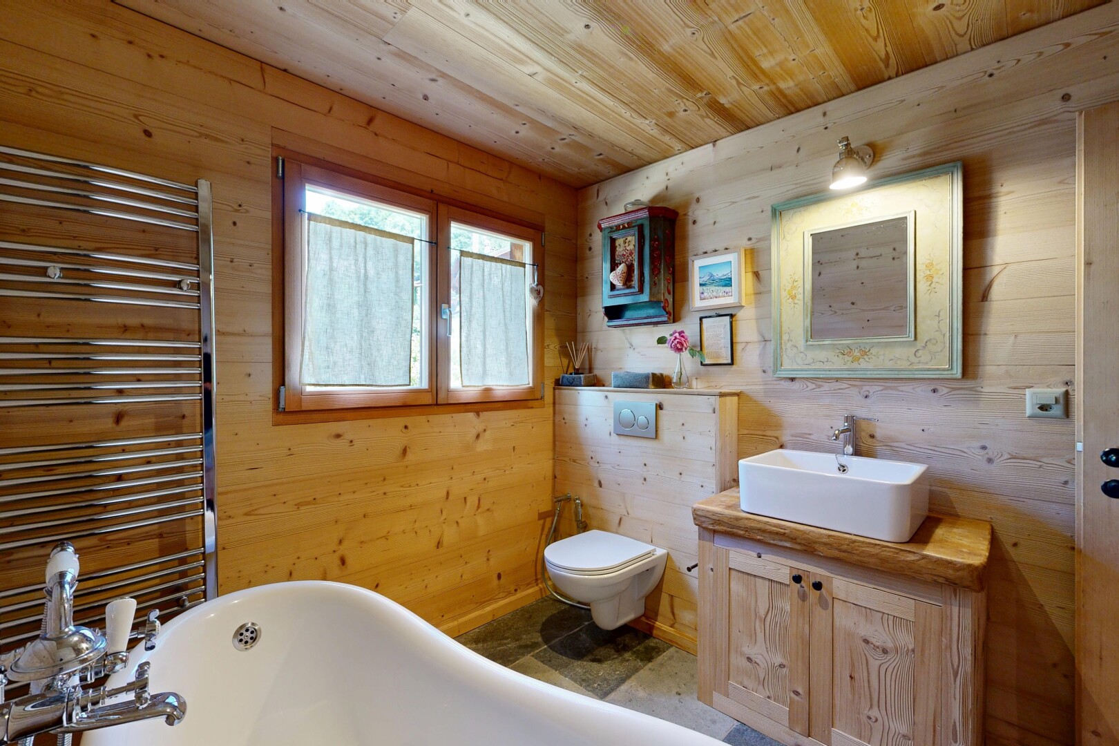 salle de bains avec mur en bois, wood wall, radiateur, plafond en bois, et wood ceiling