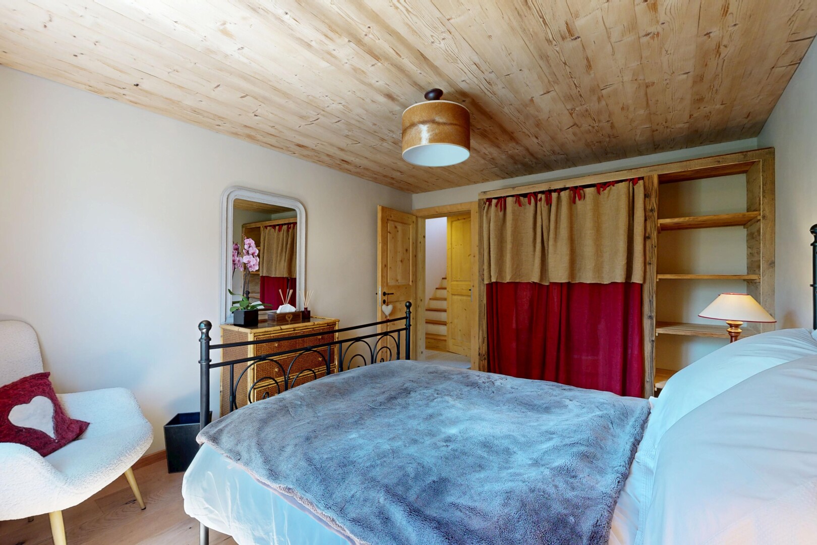 chambre avec cloison sèche, drywall, inside property, sol en finition bois, et wood finish floor