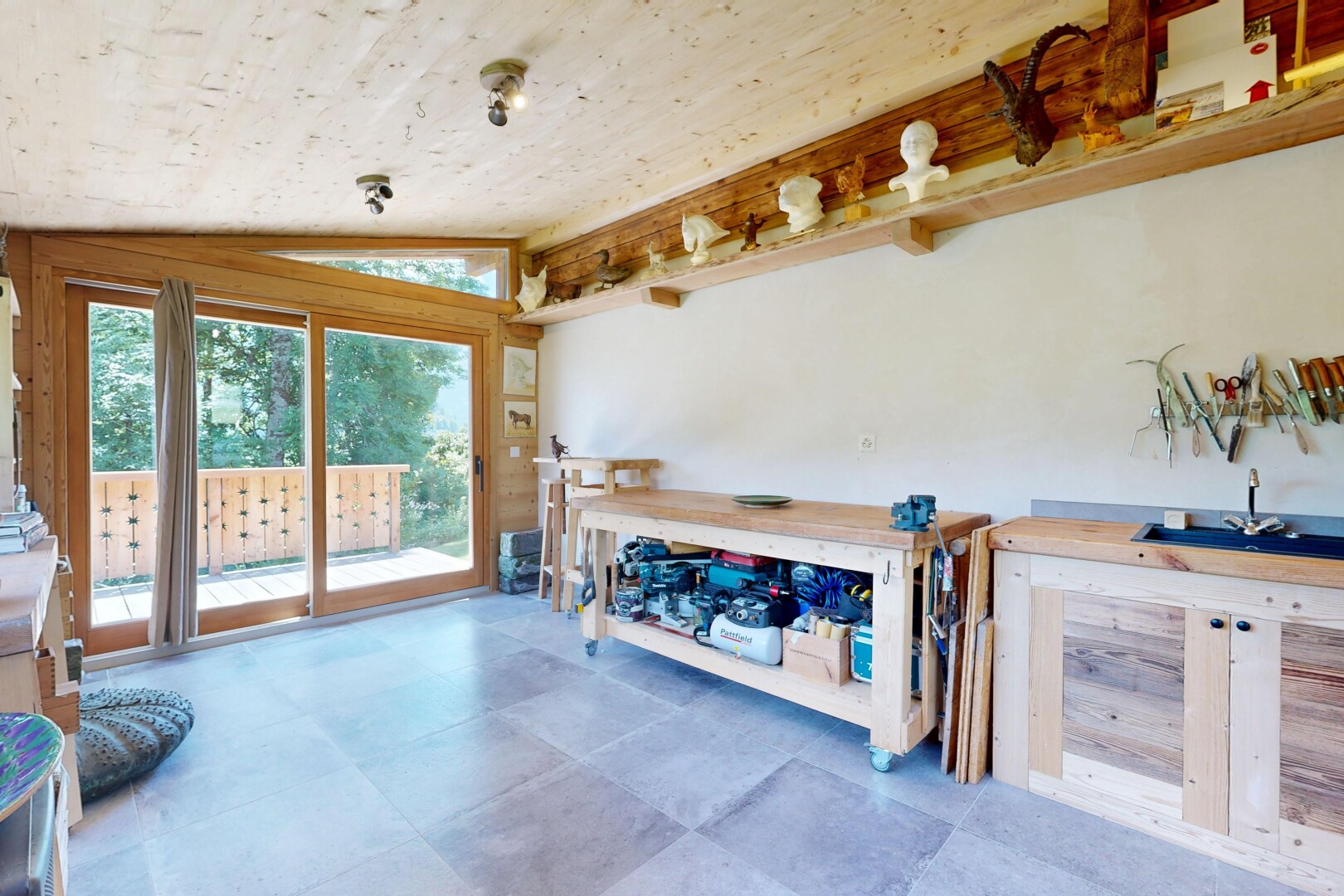 salon avec plafond voûté, vaulted ceiling, inside property, lumière naturelle, et natural light