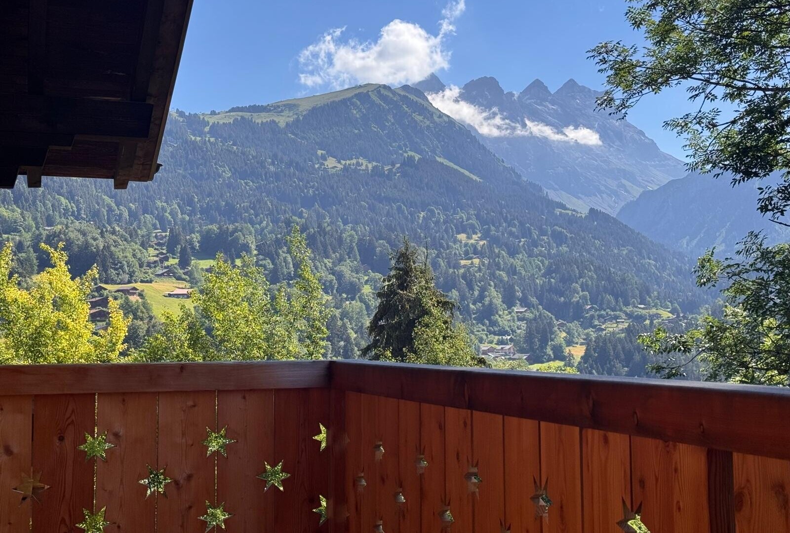 balcon avec from property, vue sur la montagne, mountain view, et day time