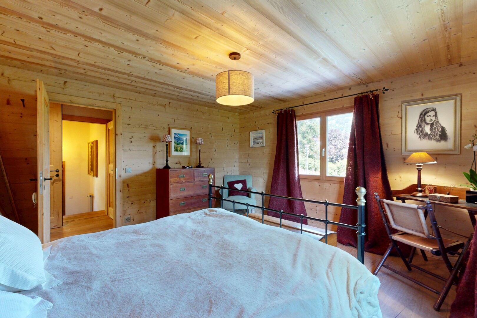 chambre avec plafond en bois, wood ceiling, inside property, sol en finition bois, et wood finish floor