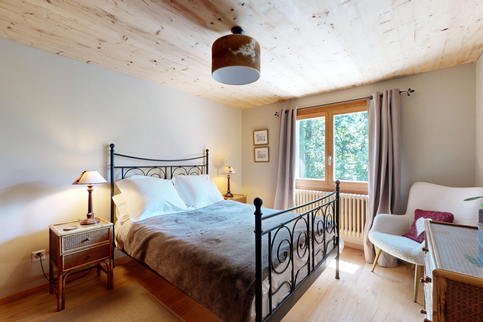 chambre avec sol en finition bois, wood finish floor, lumière naturelle, natural light, et plafond en bois