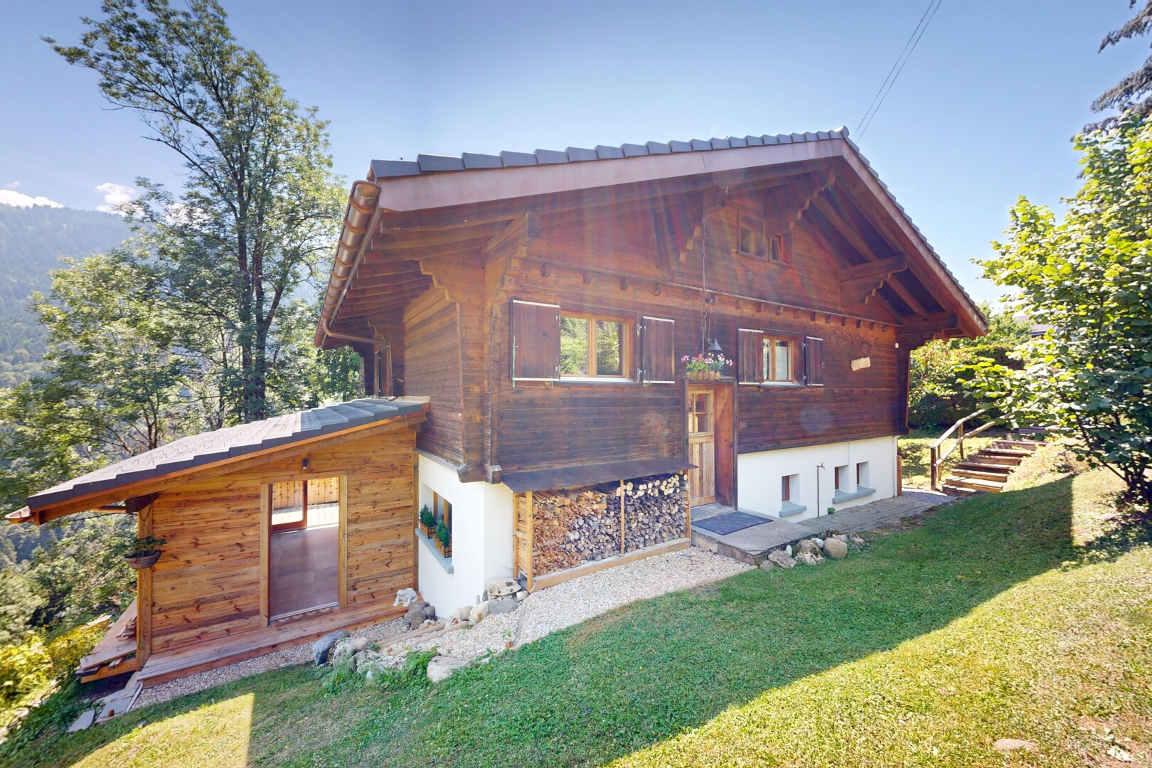 façade avec bardage en bois, pelouse, from property, bardage horizontal, et day time