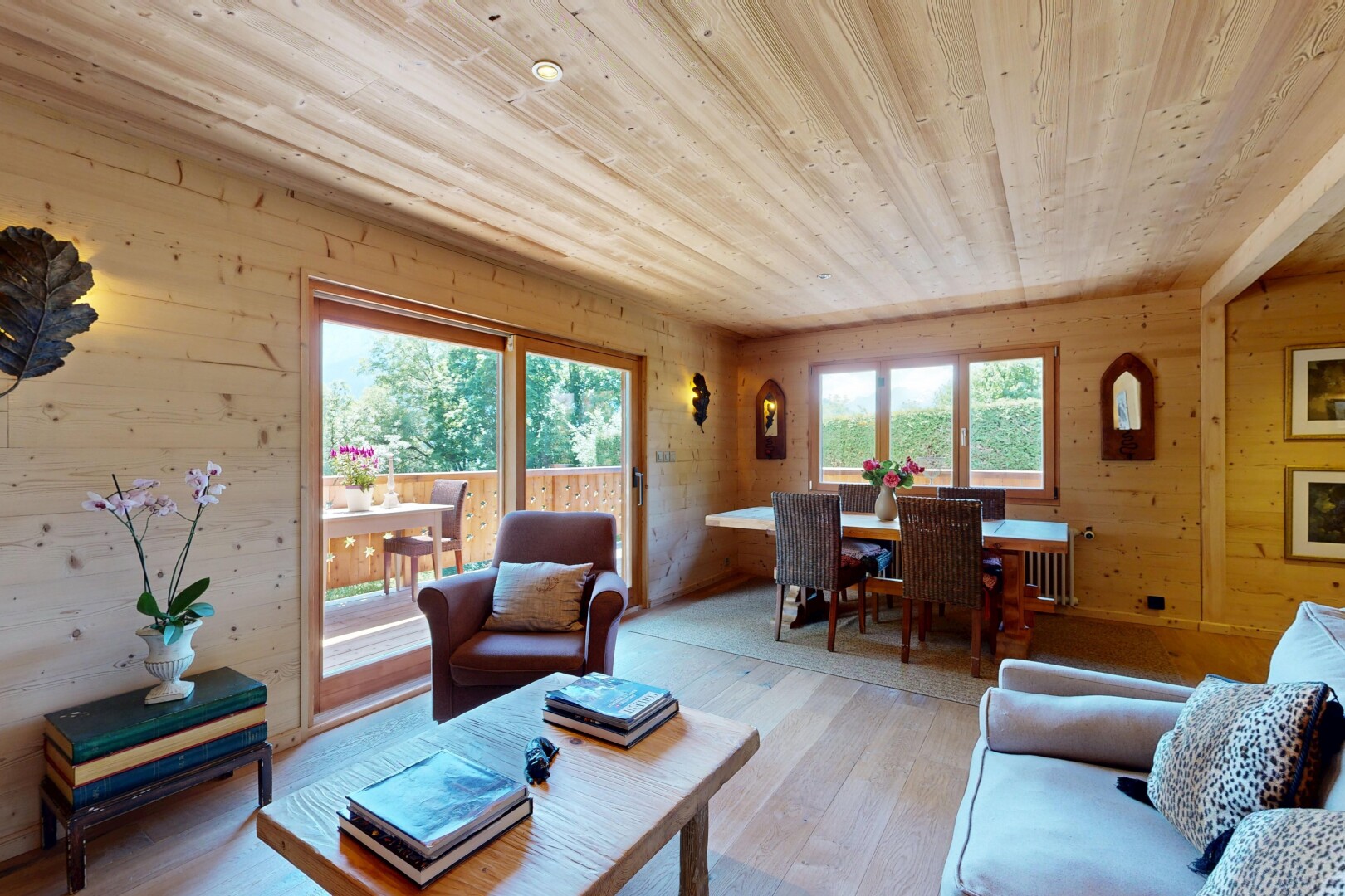 salon / salle à manger avec sol en finition bois, wood finish floor, plafond en bois, wood ceiling, et inside property