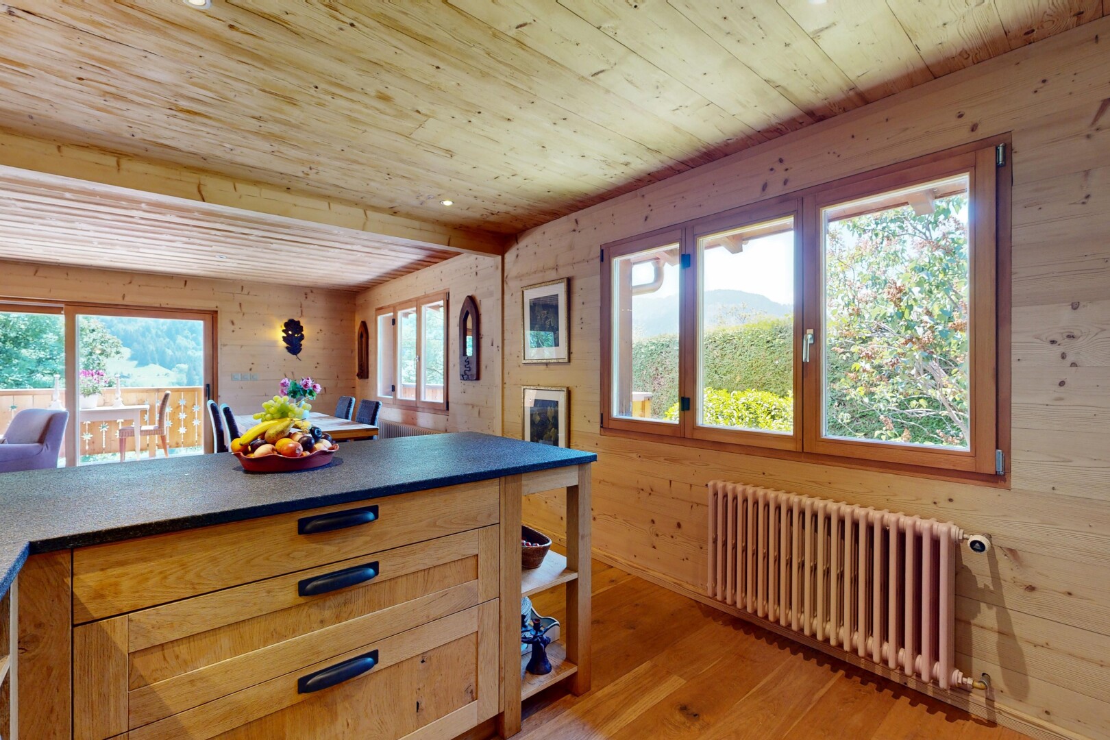 cuisine avec radiateur, mur en bois, wood wall, sol en finition bois, et wood finish floor