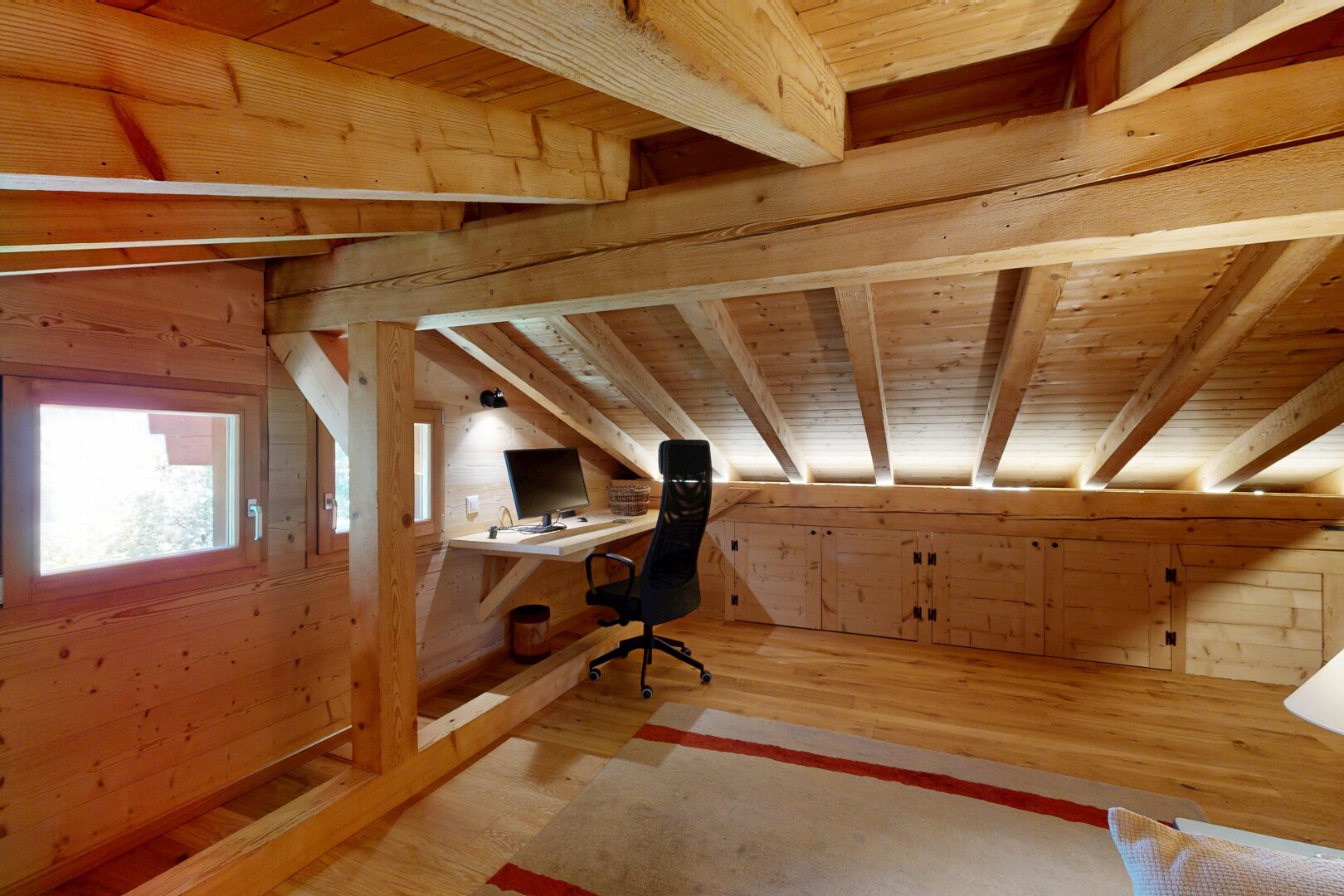 bureau avec plafond en bois, wood ceiling, espace bureau, plafond voûté, et vaulted ceiling