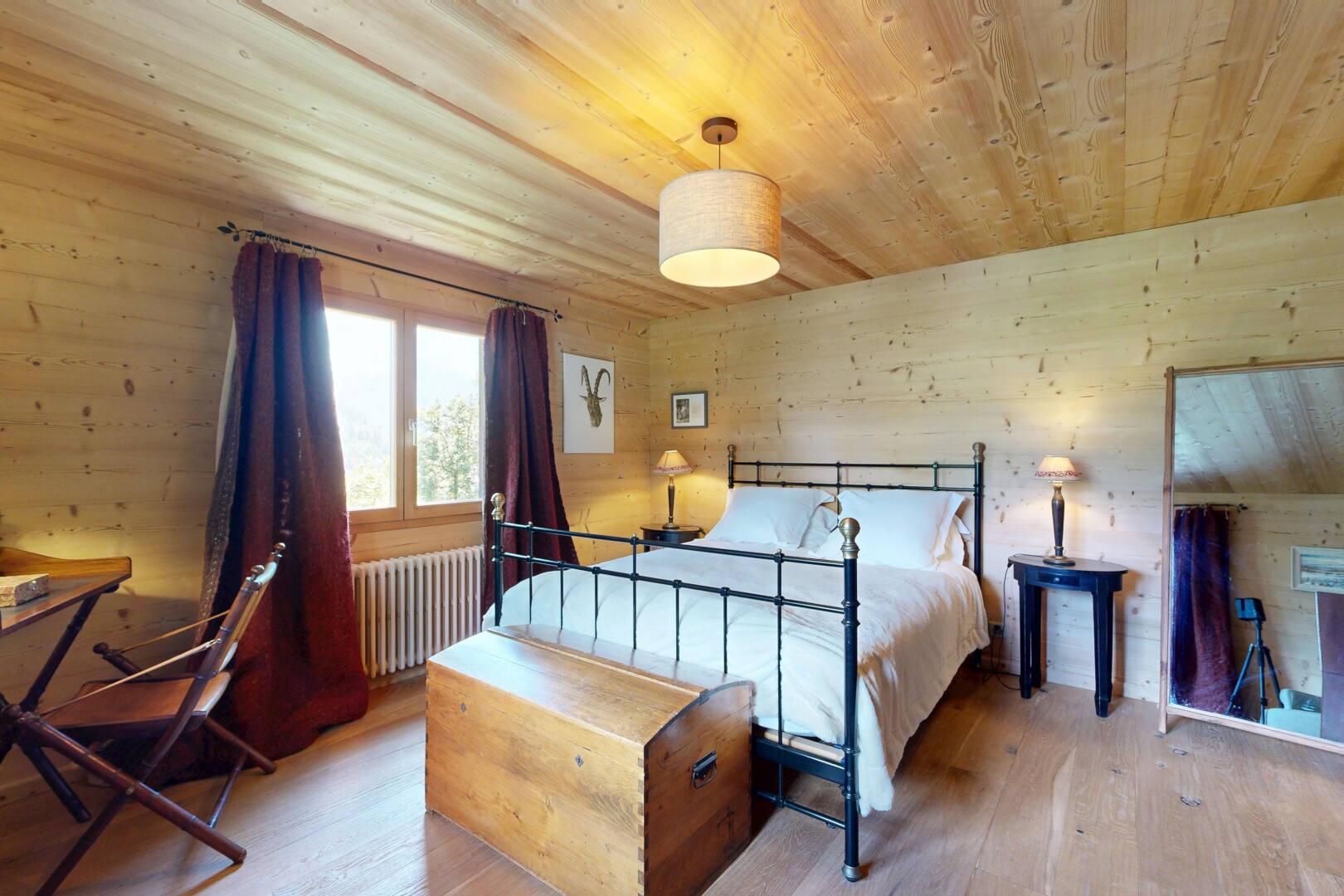chambre avec inside property, sol en finition bois, wood finish floor, mur en bois, et wood wall