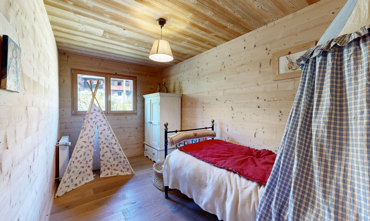 chambre avec mur en bois, wood wall, sol en finition bois, wood finish floor, et plafond en bois