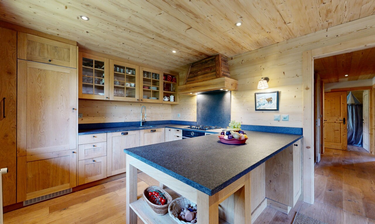 cuisine avec dark countertops, plans de travail, shaker cabinets, armoires de style shaker, et open shelves