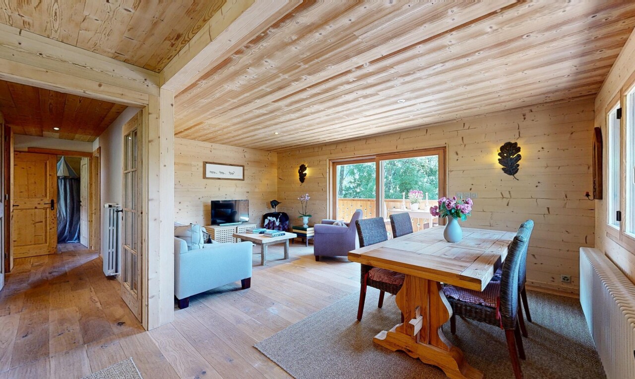 salon / salle à manger avec sol en finition bois, wood finish floor, plafond en bois, wood ceiling, et mur en bois