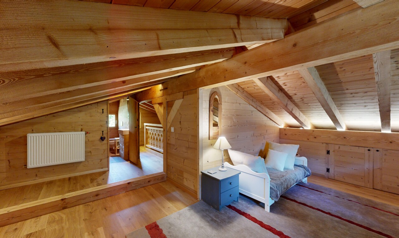chambre avec mur en bois, wood wall, plafond en bois, wood ceiling, et sol en finition bois