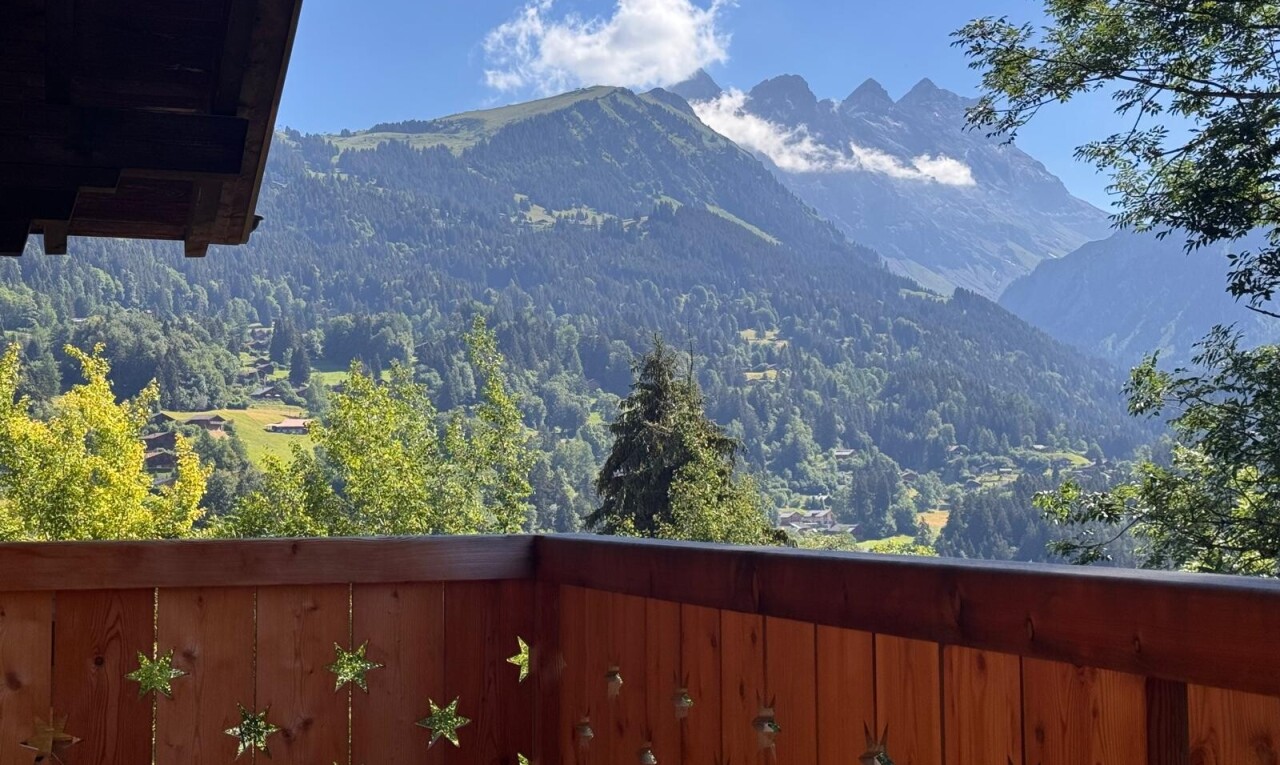 balcon avec from property, vue sur la montagne, mountain view, et day time