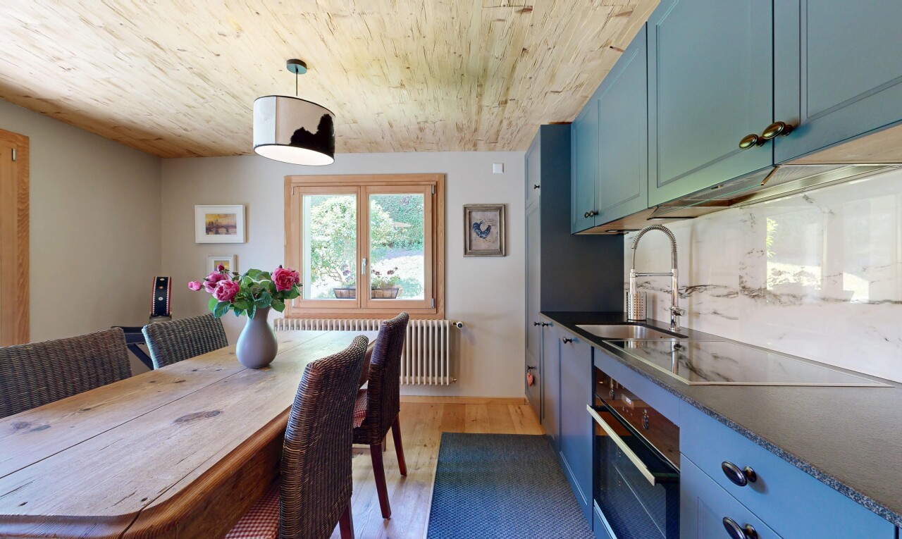 cuisine avec blue cabinets, armoires bleues, four, plafond en bois, et wood ceiling