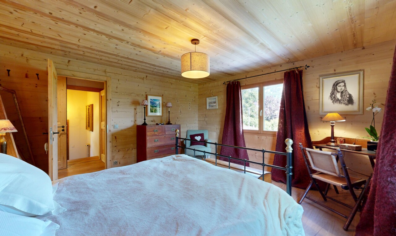 chambre avec plafond en bois, wood ceiling, inside property, sol en finition bois, et wood finish floor