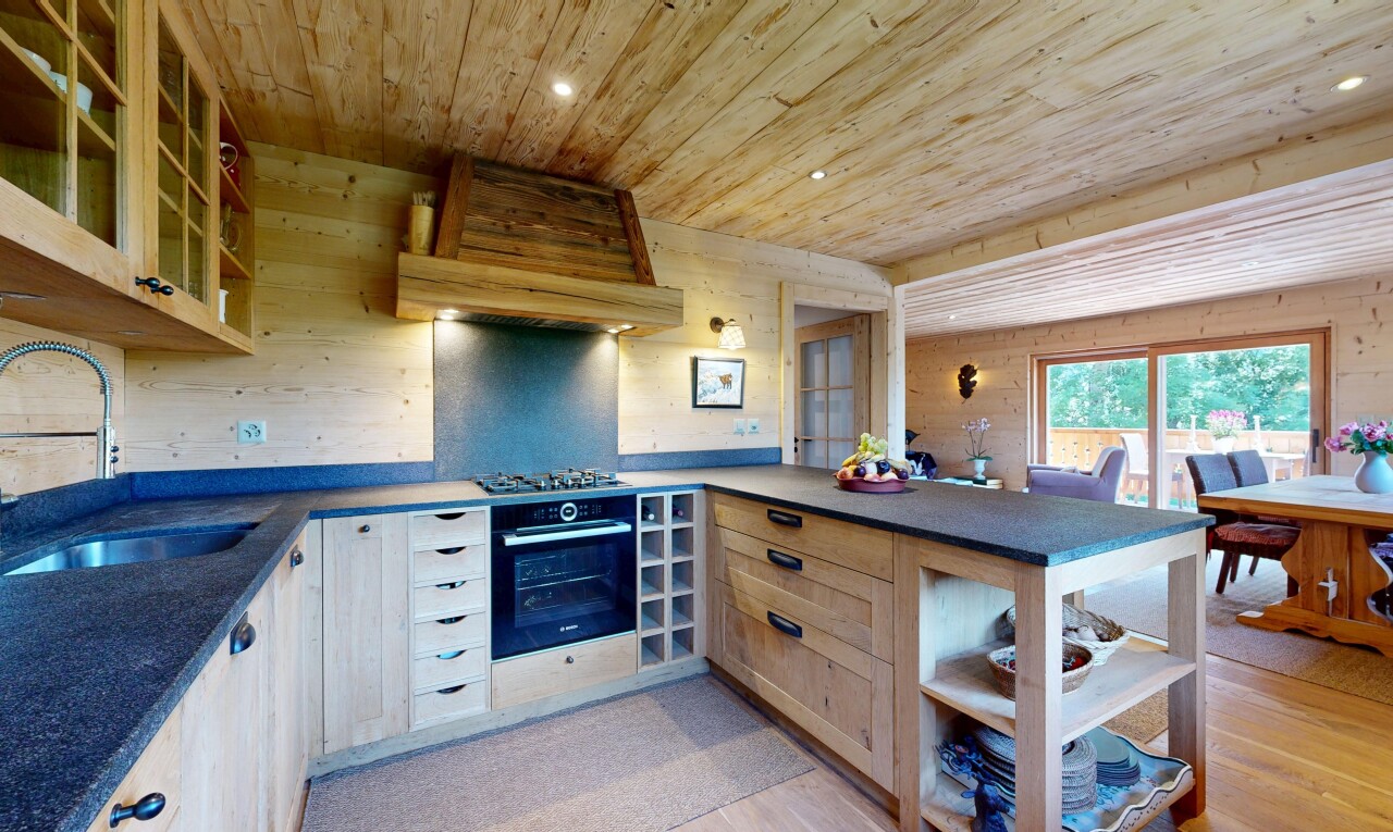 cuisine avec kitchen peninsula, péninsule de cuisine, dark countertops, open shelves, et étagères ouvertes