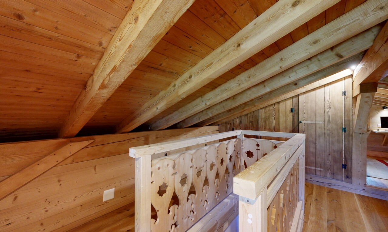 détails avec mur en bois, wood wall, floor, plafond en bois, et wood ceiling